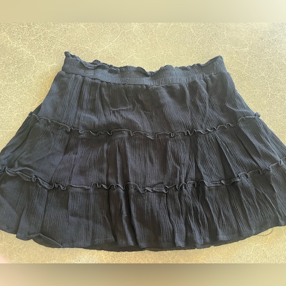 Chic Black Ruffled Mini Skirt - Picture 3 of 3